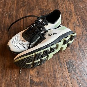 COPY - On cloudflash road shoe. Size 7, 38